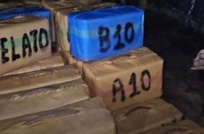 البحر يقذف أطنانا من المخدرات بشاطئ المنصورية واستنفار أمني للدرك الملكي