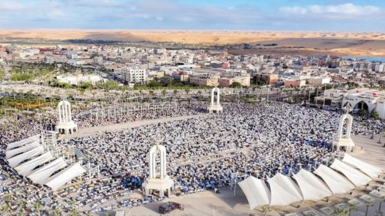 ساكنة العيون تؤدي صلاة عيد الفطر في أجواء إيمانية بحضور رسمي وشعبي
