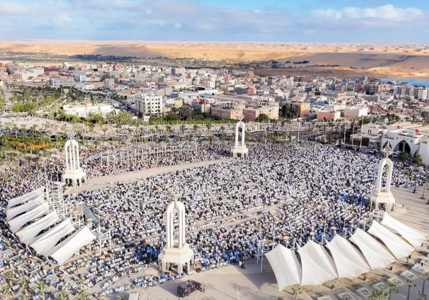 ساكنة العيون تؤدي صلاة عيد الفطر في أجواء إيمانية بحضور رسمي وشعبي