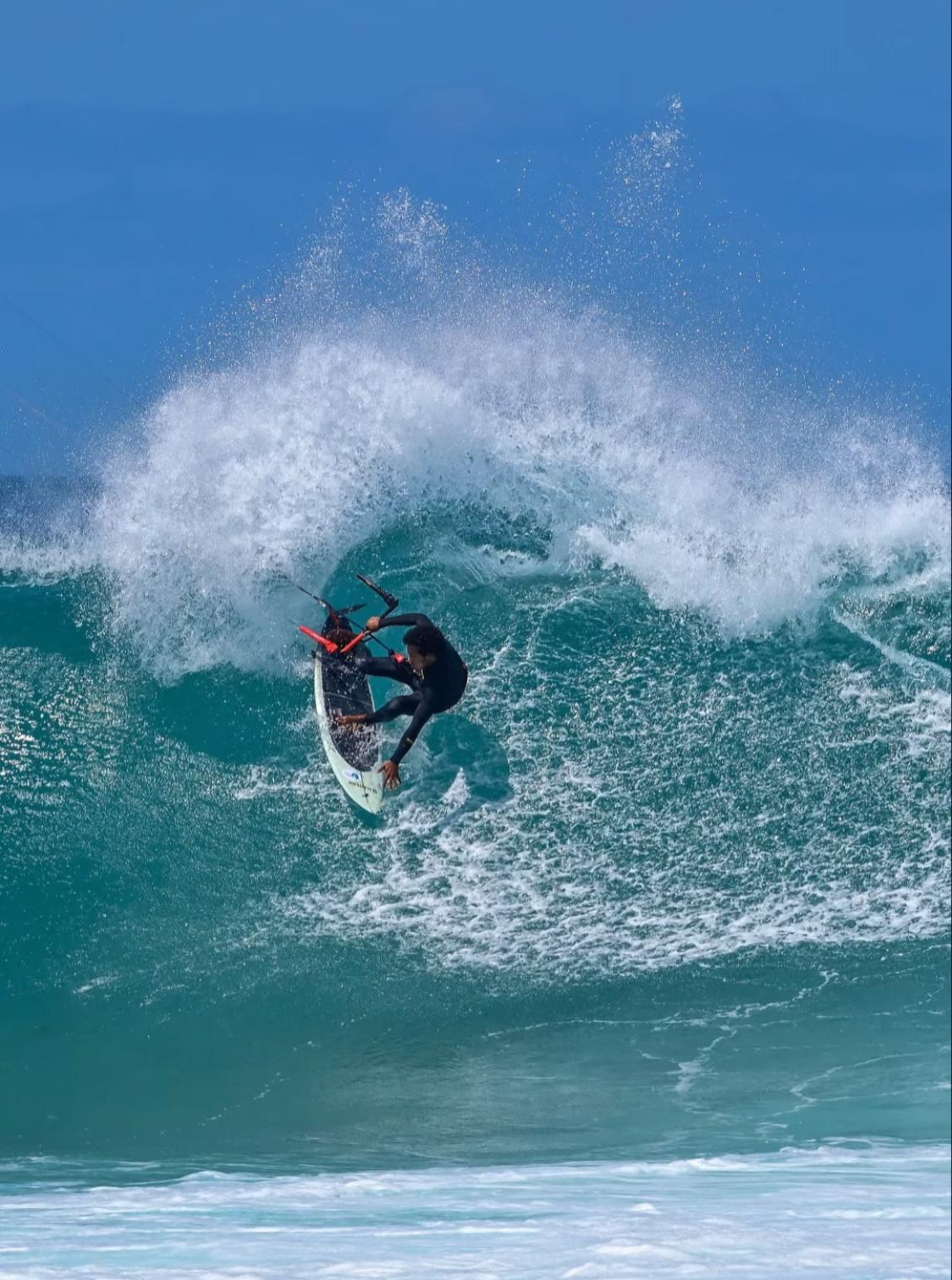 احد أبناء الداخلة يخوض أولى محطاته في بطولة العالم للألواح الطائرة بالرأس الأخضر