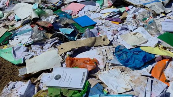 العثور على وثائق رسمية حساسة مرمية في الشارع يثير جدلا واسعا في أكادير