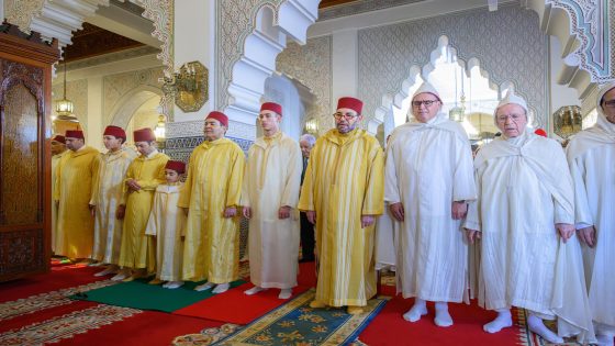 جلالة الملك محمد السادس يؤدي صلاة عيد الفطر بمسجد أهل فاس بالمشور السعيد