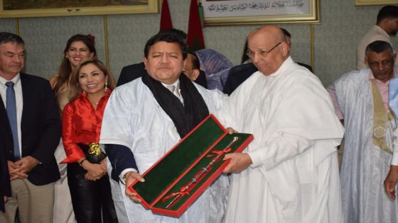 رئيس برلمان الأنديز يرتدي الدراعة في العيون دعماً لمغربية الصحراء