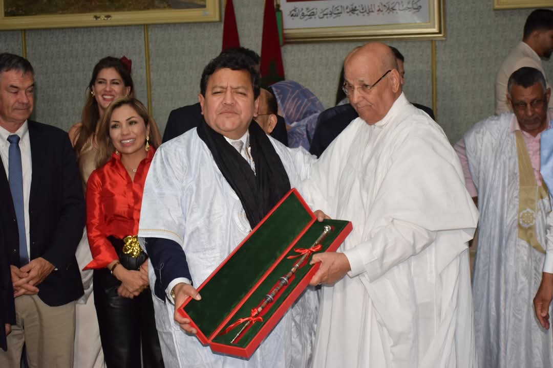 رئيس برلمان الأنديز يرتدي الدراعة في العيون دعماً لمغربية الصحراء