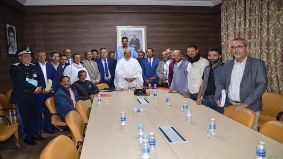 جماعة العيون تنظم إجتماعاً موسعا مع مهنيي النقل بحضور السلطات المحلية لتحسين جودة الخدمات