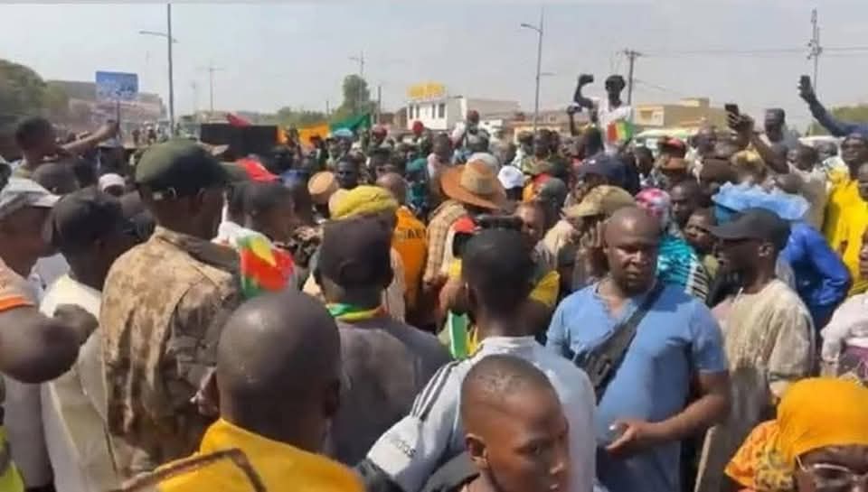 محاولة إقتحام السفارة الجزائرية في باماكو بعد احتجاجات غاضبة تتهم الجزائر بـ”رعاية الإرهاب”..