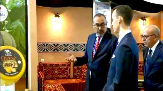 ولي العهد مولاي الحسن يزور رواق جهة الداخلة ويبدي إعجابه بمنتوجاتها الفلاحية