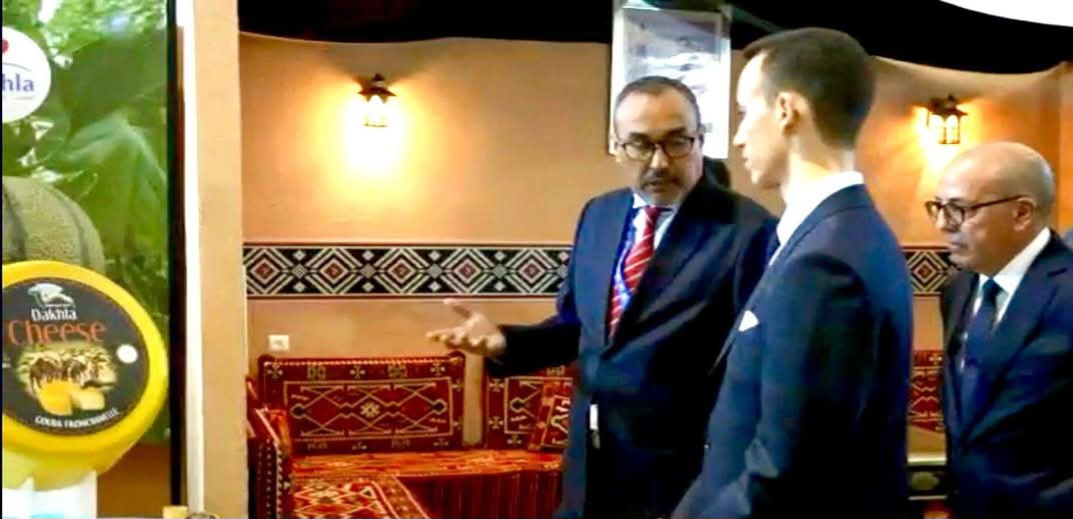 ولي العهد مولاي الحسن يزور رواق جهة الداخلة ويبدي  إعجابه بمنتوجاتها الفلاحية