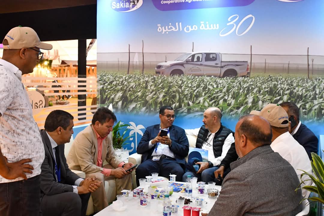 رئيس جماعة فم الواد يزور رواق تعاونية حليب الساقية الحمراء بمعرض مكناس