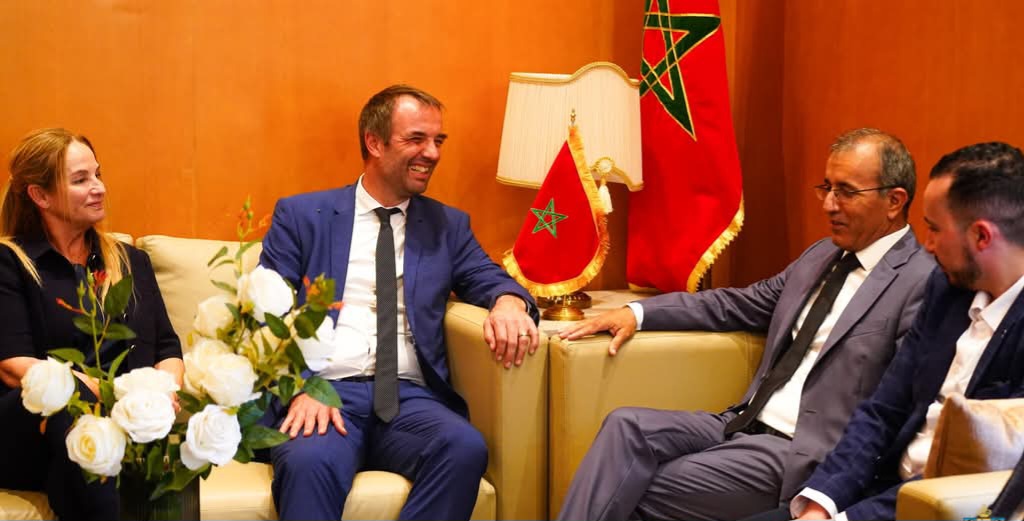 عمدة مونبلييه يحل بالداخلة في إطار تعزيز الشراكة الفرنسية المغربية ودعم مغربية الصحراء