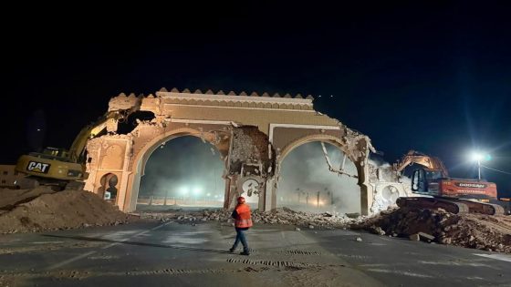 ساكنة الداخلة “تودّع قوس” المدينة وتعتبره رمز للصمود ورسالة ضد الغش في البناء