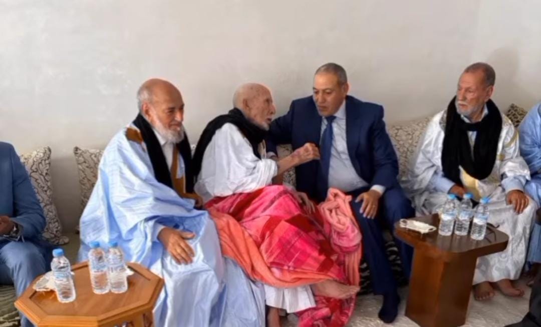 والي العيون يزور احد رموز مدينة السمارة في لفتة إنسانية وتاريخية