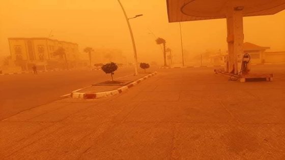 عاصفة رملية تضرب بوجدور وتعيد إلى الواجهة ملف “الحزام الأخضر” الغائب