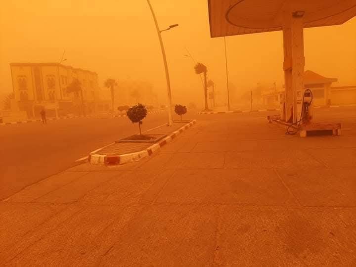 عاصفة رملية تضرب بوجدور وتعيد إلى الواجهة ملف “الحزام الأخضر” الغائب