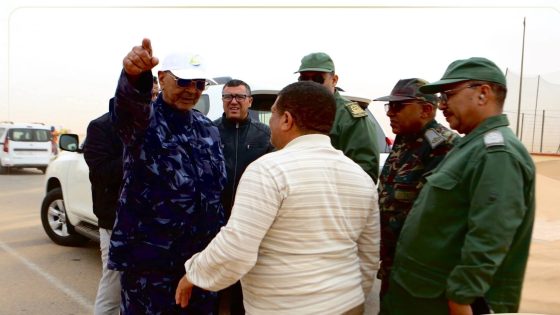 رئيس بلدية بوجدور يقود حملة ميدانية لمواجهة زحف الرمال بعد تقاعس الشركاء المفترضين