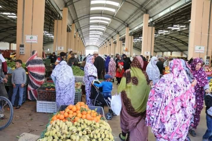 وفرة في الخضر والفواكه وإقبال مكثف على الأسواق بمدينة العيون مع بداية موسم الصيف