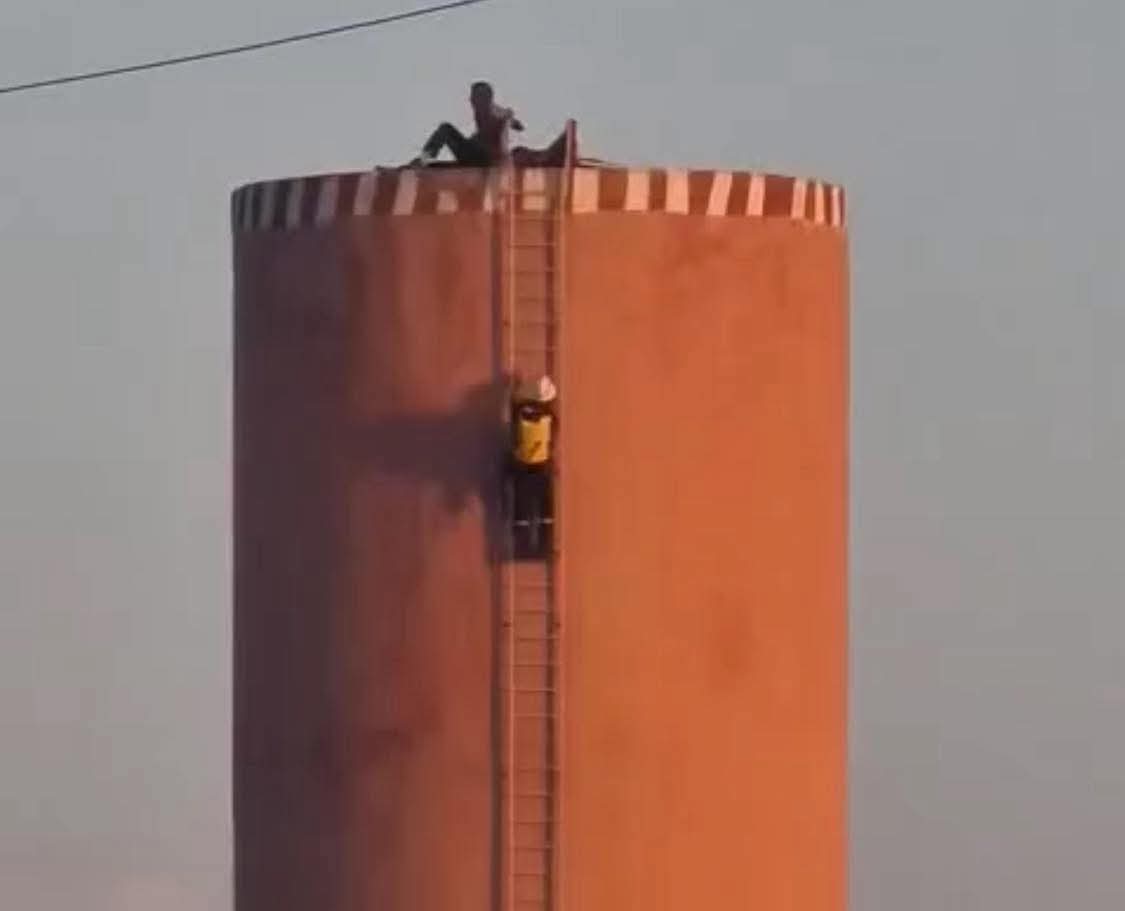 سلطات بني ملال تكشف تفاصيل محاولة إنتحار معتصم فوق خزان مياه وإحتجاز عنصر من الوقاية المدنية