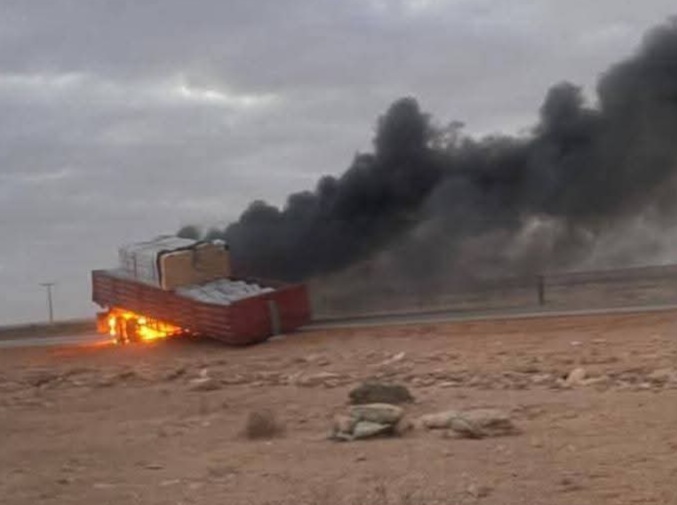 حريق يحاصر شاحنة محملة بالخشب شمال بوجدور