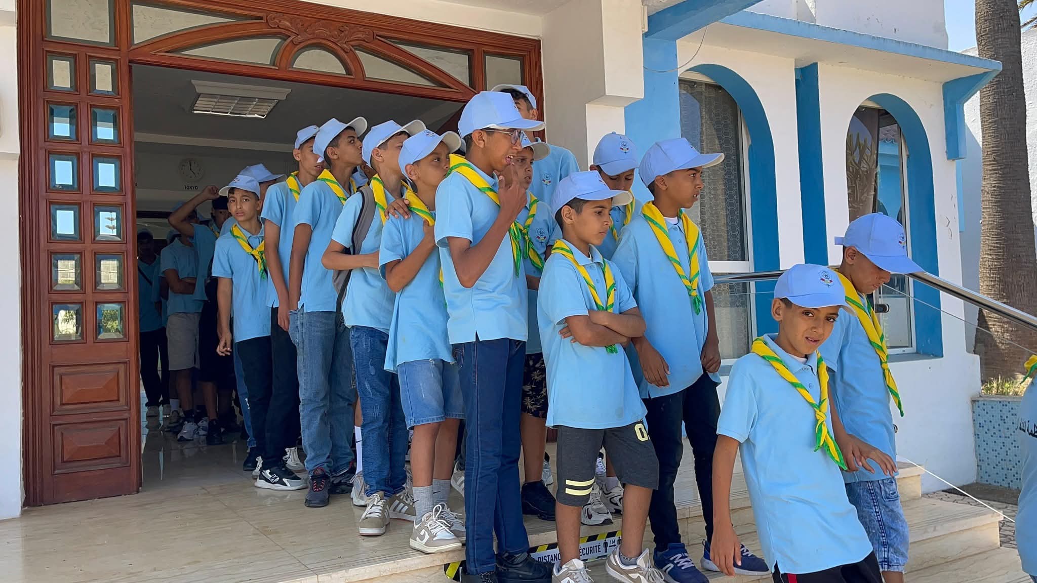 أطفال بوجدور في مخيم صيفي نموذجي يجمع بين الترفيه، والرعاية، والتربية على المواطنة