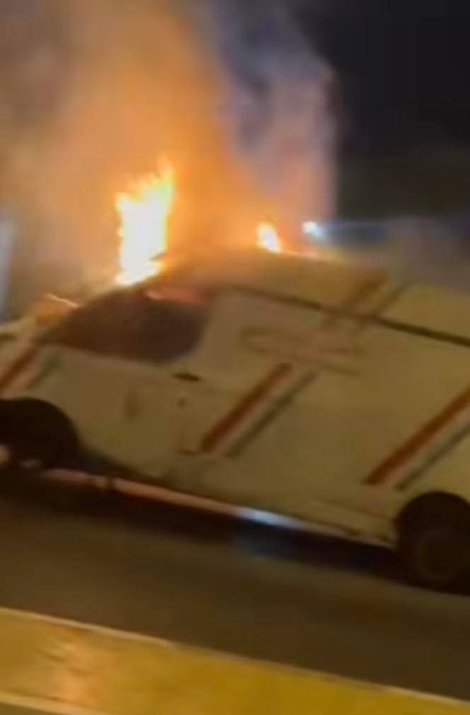 العيون : توقيف قاصر أضرم النار في سيارة للشرطة بالمرسى