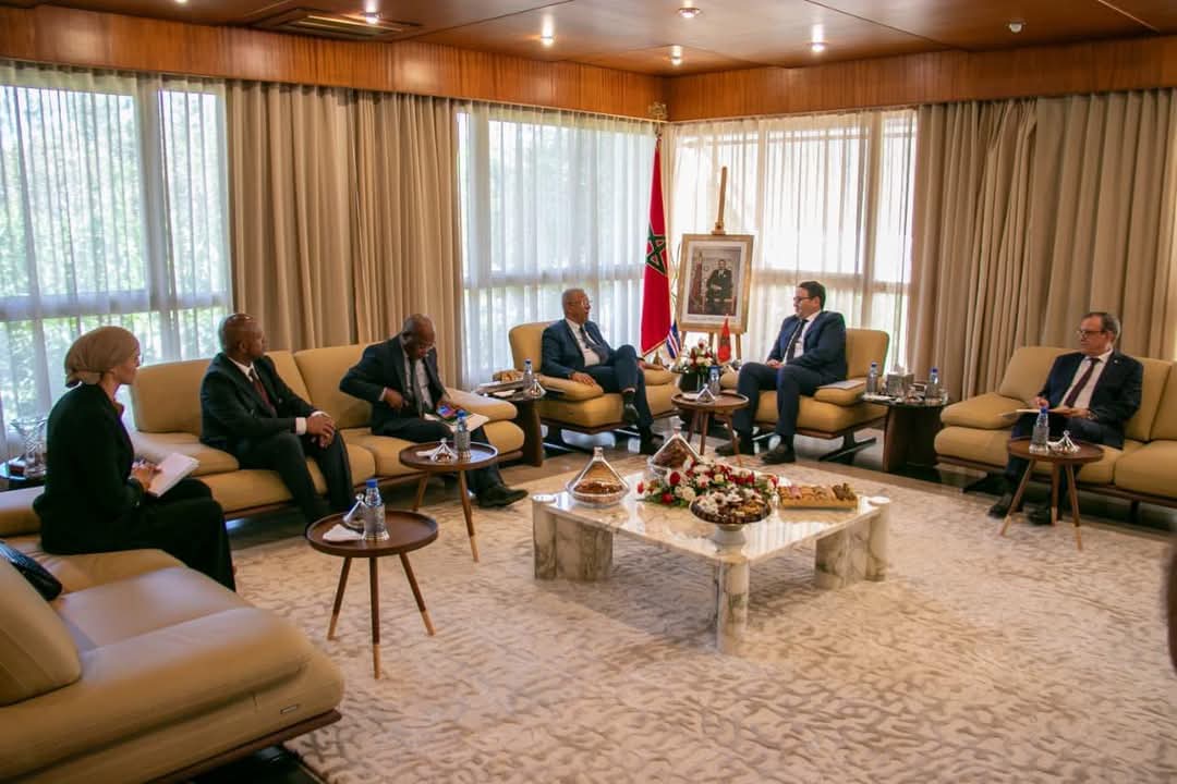 قيوح يستقبل وزير السياحة والنقل بجمهورية الرأس الأخضر لتعزيز التعاون في مجال النقل الجوي واللوجيستيك