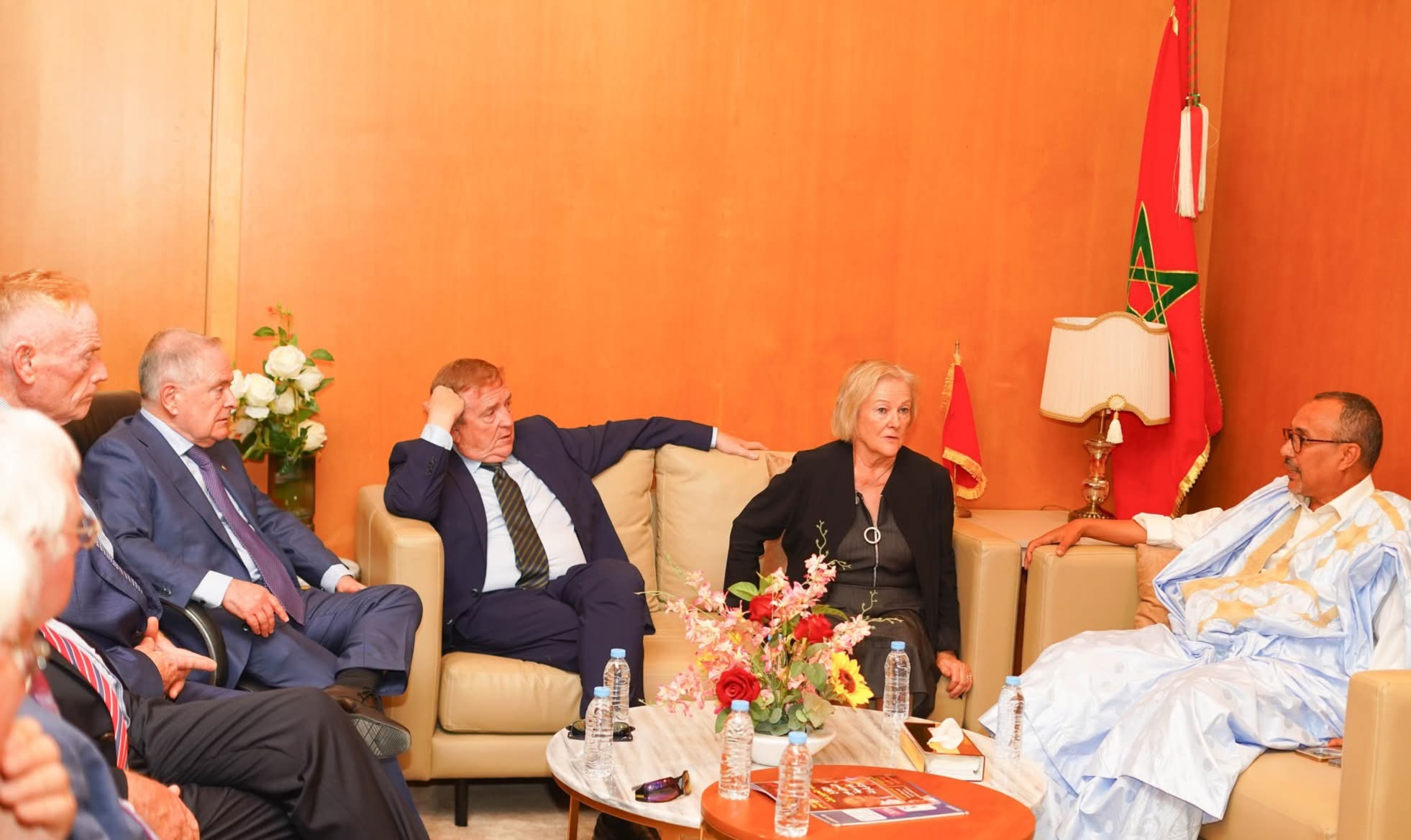 بعد وفد أمريكي.. وفد إيرلندي يحل بالداخلة لبحث فرص الإستثمار