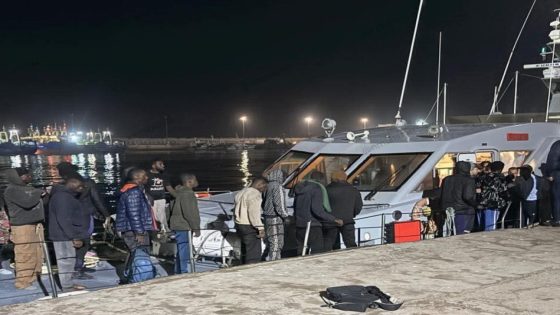 وصول العالقين في عرض البحر إلى ميناء طانطان بعد ثلاثة أيام من المعاناة