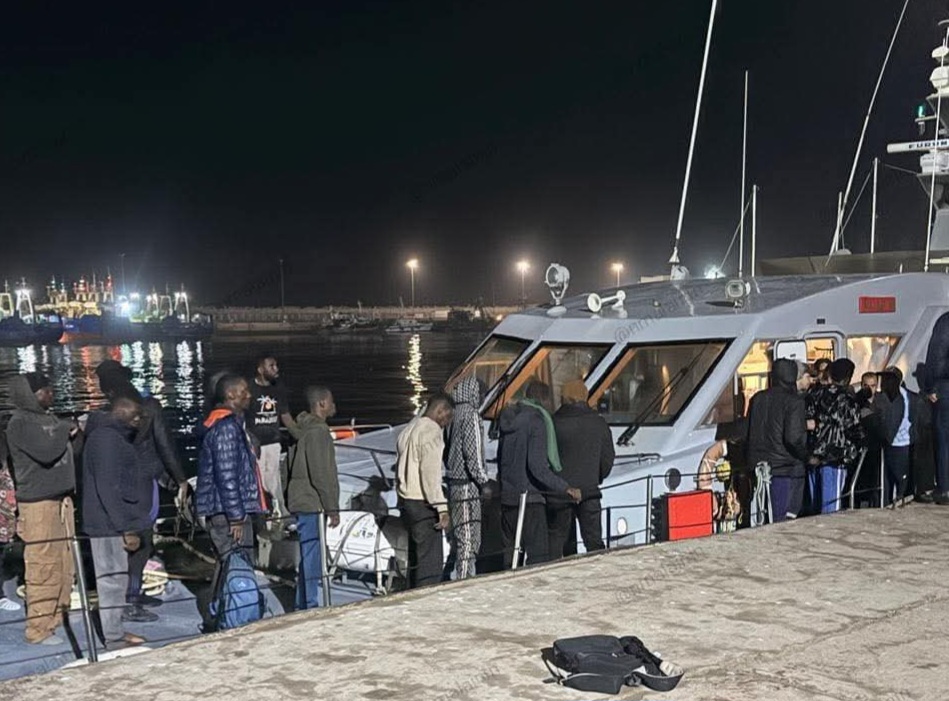 وصول العالقين في عرض البحر إلى ميناء طانطان بعد ثلاثة أيام من المعاناة