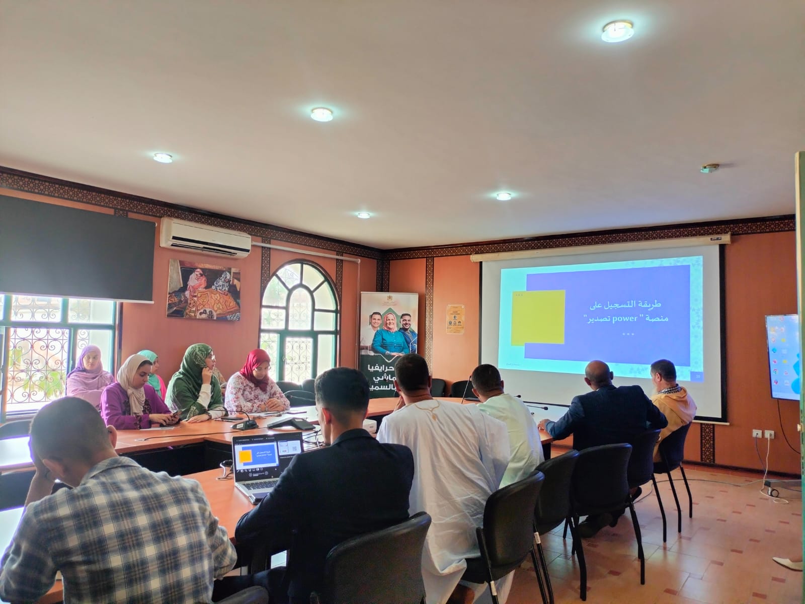 العيون تحتضن محطة جديدة من القافلة الوطنية للتعريف بميثاقي التجارة الخارجية والاستثمار في قطاع الصناعة التقليدية