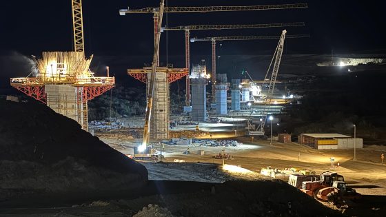 الأشغال تصل الليل بالنهار وبوتيرة سريعة لبناء أكبر جسر في المملكة المغربية ..