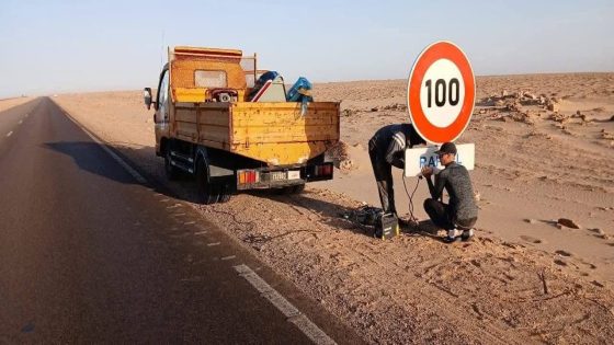 طرفاية.. المديرية الإقليمية للتجهيز والنقل واللوجيستيك تبدّل علامات التشوير الطرقي المتضررة على الطريق الوطنية رقم 1