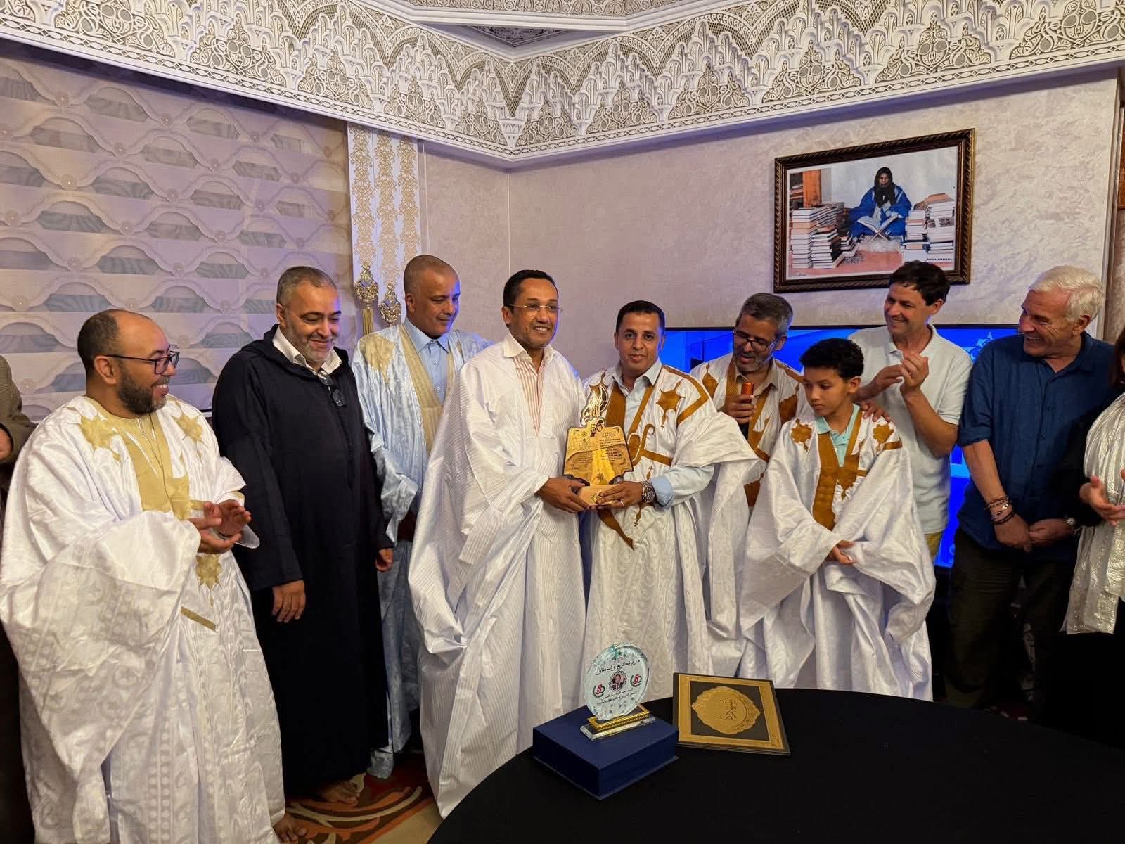 وفد ثقافي إسباني يكرم رجل الأعمال والقنصل الفخري للكوت ديفوار محمد الإمام ماء العينين بالعيون