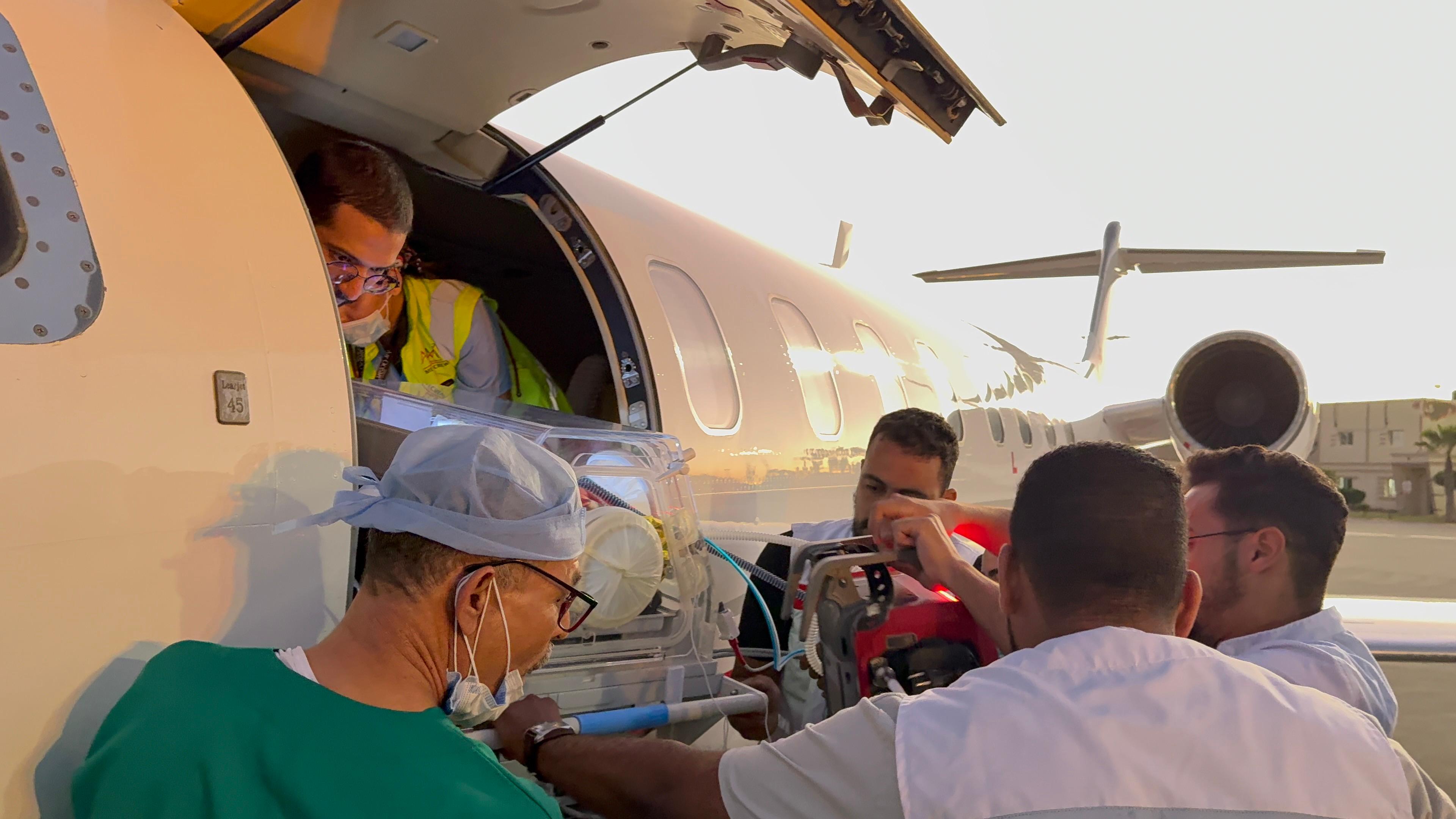 وزارة الصحة تؤمّن نقلاً جوياً مستعجلاً لرضيع في حالة حرجة من العيون إلى الرباط