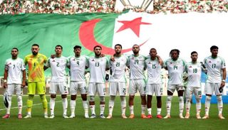 “الكاف” تعاقب المنتخب الجزائري بإيقافات وغرامات مالية عقب أحداث مباراة نيجيريا