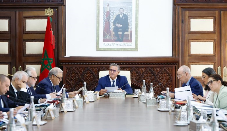 مجلس الحكومة يصادق على مشاريع قوانين ومراسيم ويُقر تعيينات في مناصب عليا