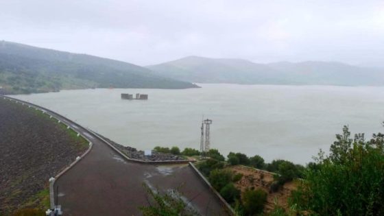 وزارة التجهيز والماء تؤكد سلامة سد واد المخازن رغم تجاوزه السعة الاعتيادية